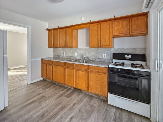 Building Photo - 3322 Birchwood Ave SW