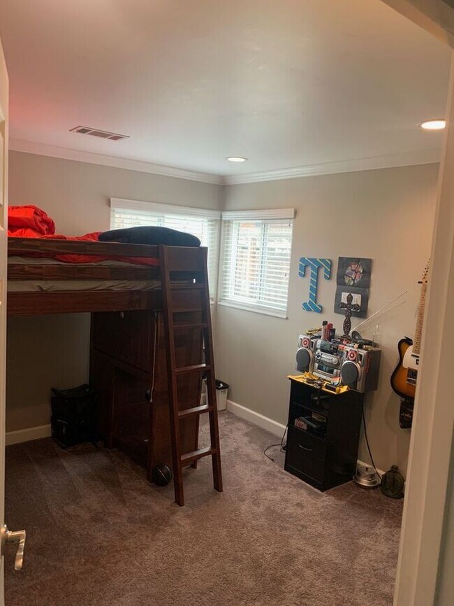 Building Photo - Charming 3-bedroom, 2-bathroom