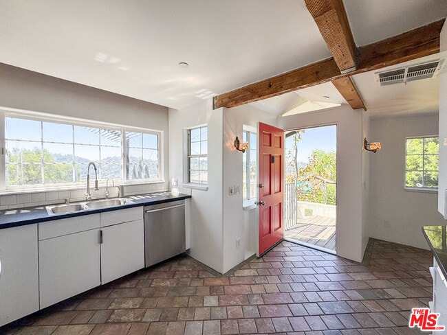 Building Photo - 3050 Knob Dr