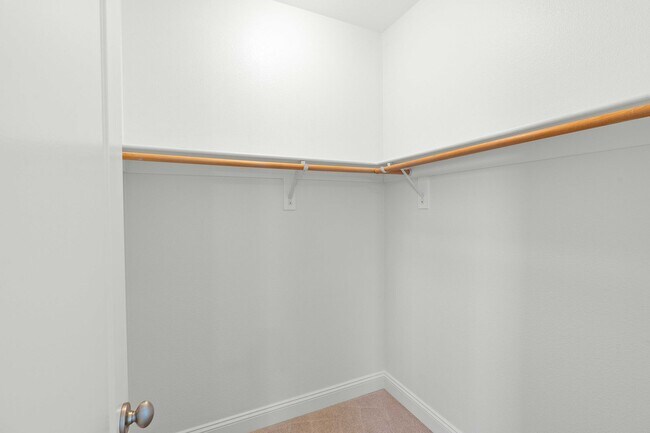 Building Photo - Spacious 3 Bedroom, 3 Bathroom Home with P...