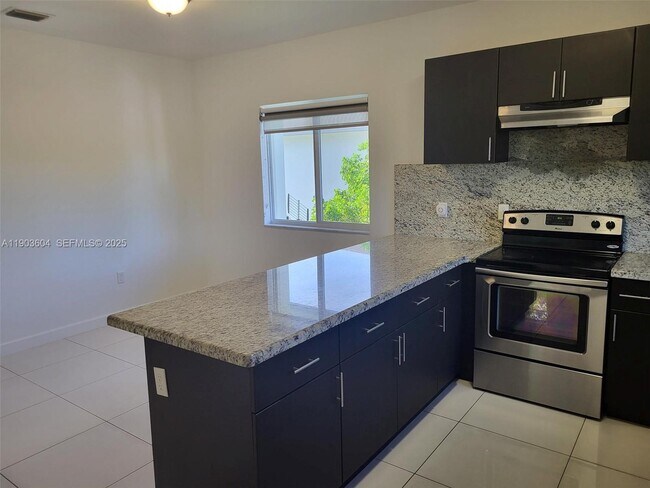 Building Photo - 1027 SW 11th Ave