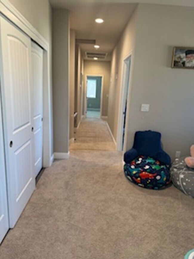 Building Photo - Luxury Townhome in West Redding!