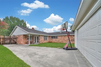 Building Photo - 626 Park Knoll Ln