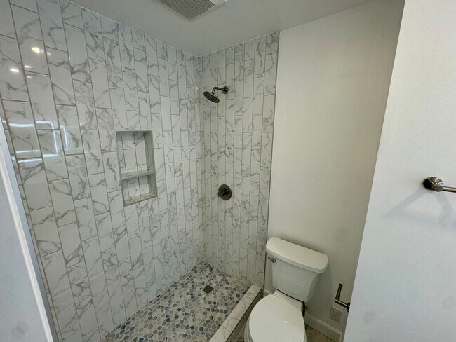 Building Photo - Custome Built Home With Ocean Views