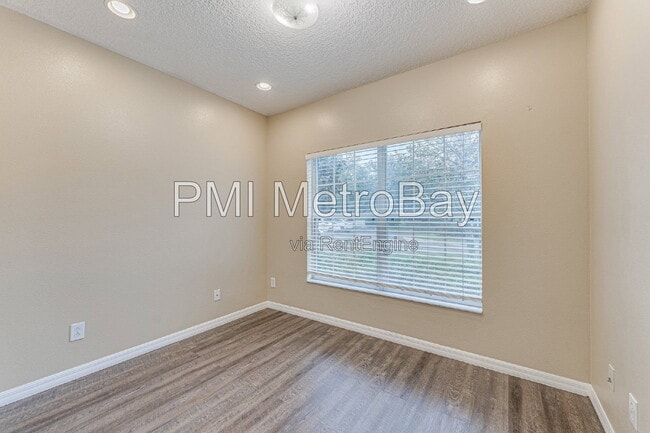 Building Photo - 15706 Fishhawk Falls Dr