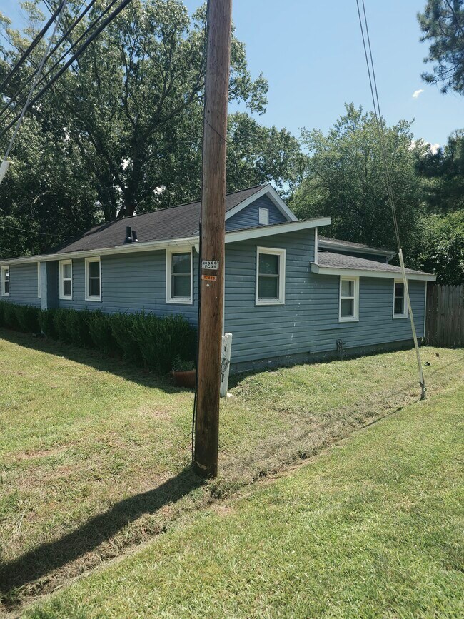 Building Photo - 1733 Benefit Rd