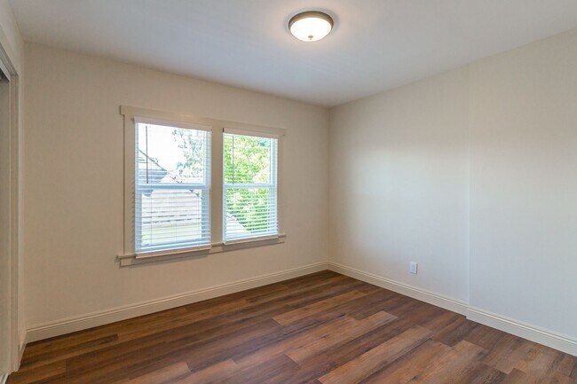 Building Photo - 338 S Benton Way