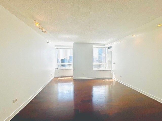 Building Photo - 512 N McClurg Ct