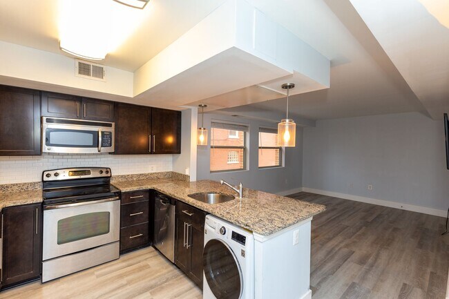 Building Photo - Updated one bed/one bath E Cap Condo, in-unit washer/dryer