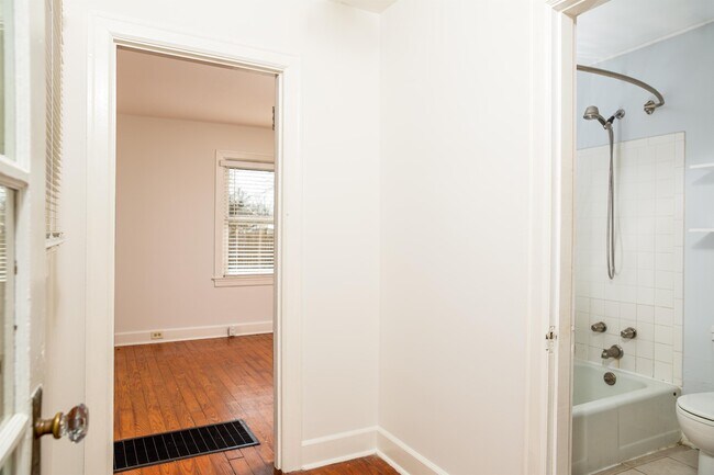 Building Photo - 180 Rosemont Garden