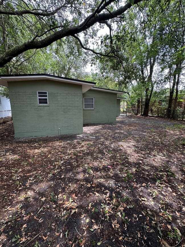 Building Photo - **4/2 BR Single Family home : Available Now