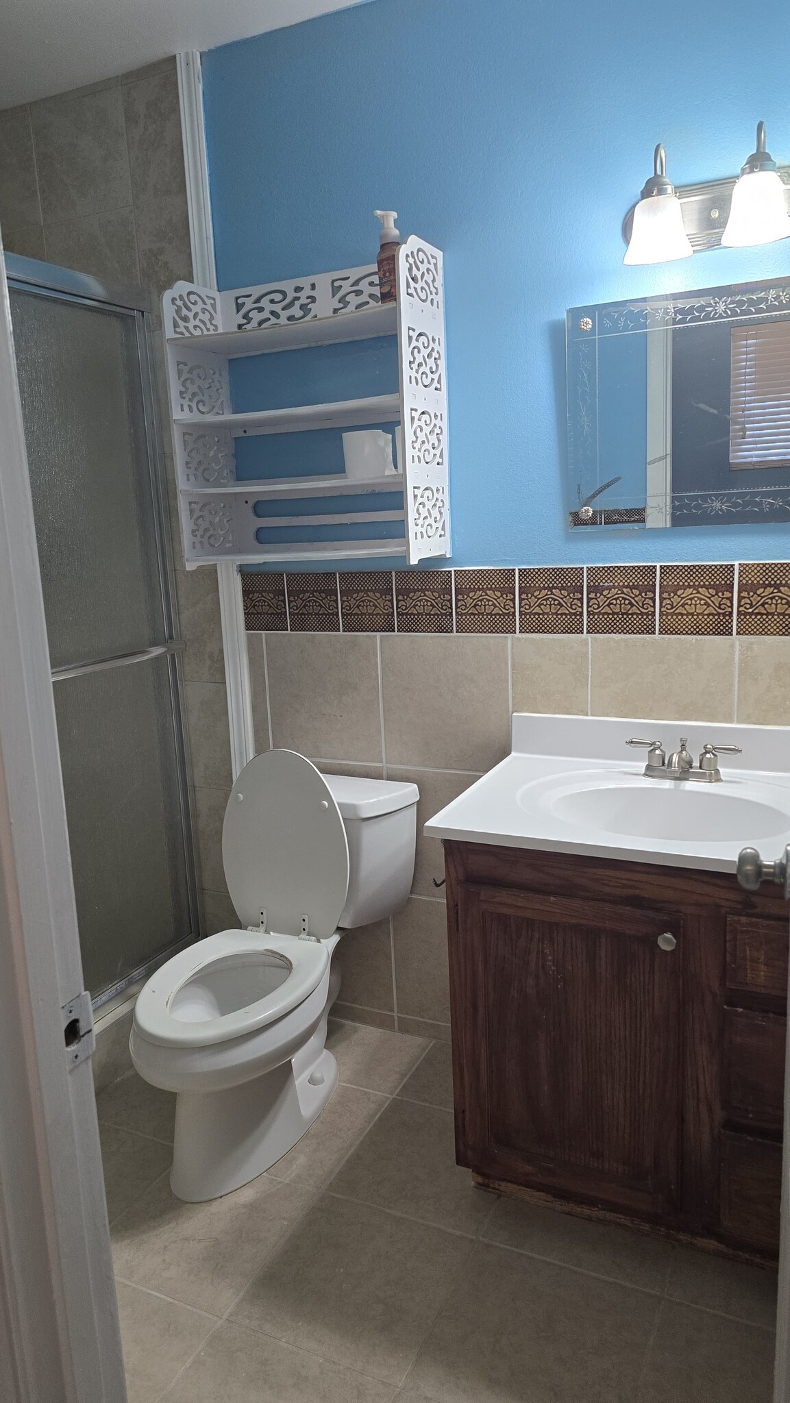 Building Photo - 819 E Rosewood Ln