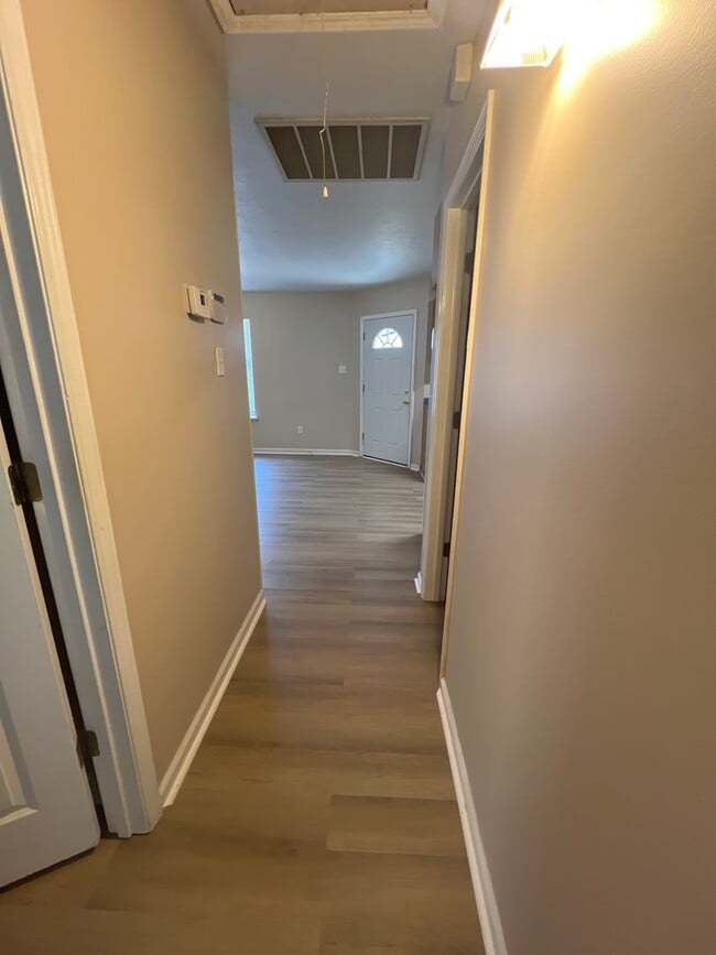 Building Photo - 2 bedroom 2 bath Duplex for lease right off common street