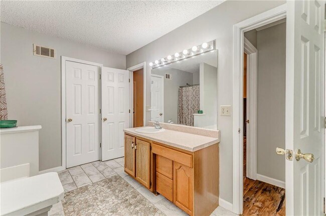 Building Photo - 58 Regent Ct