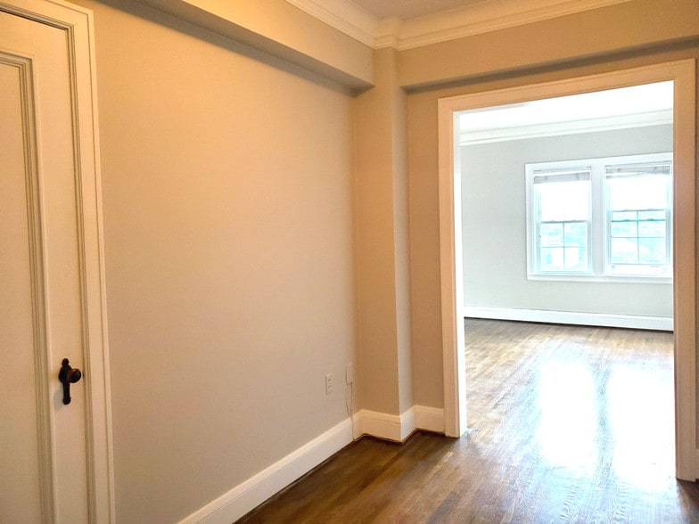 Foyer with yet another closet - 2615 Park Ave