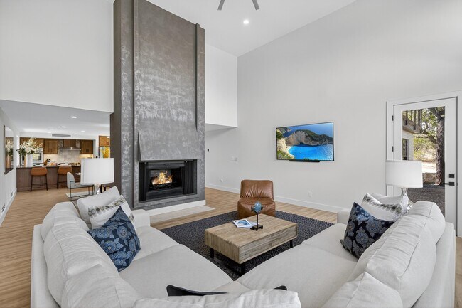 Building Photo - 820 Broken Arrow