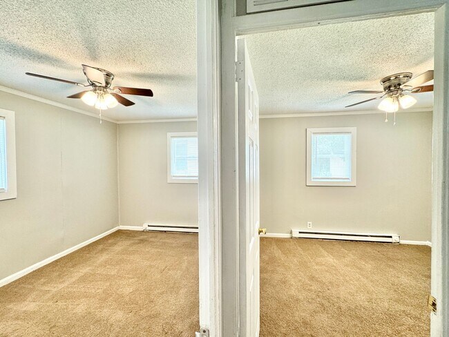 Building Photo - 2 BR House w/ Fenced Yard
