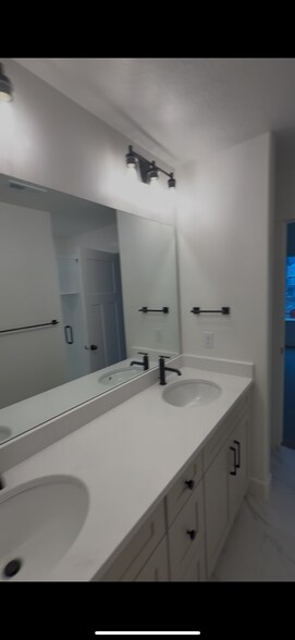 Main bedroom bathroom - 1033 N Canvasback Dr