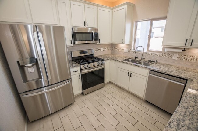 Building Photo - Stunning 2-Story Home in the Holiday Community!