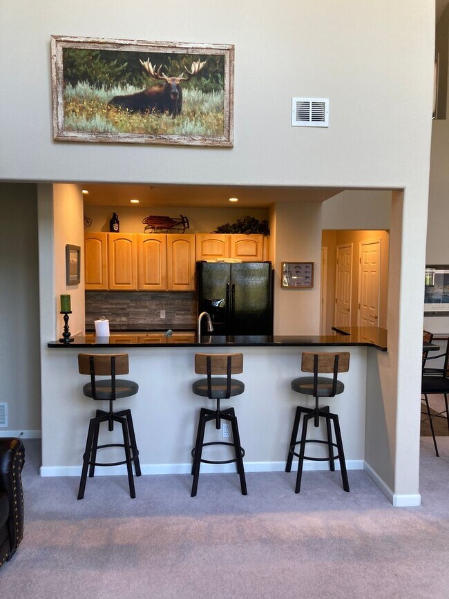 Building Photo - Bright and updated 3 bedroom with loft, In Unit Washer & Dryer, Large windows