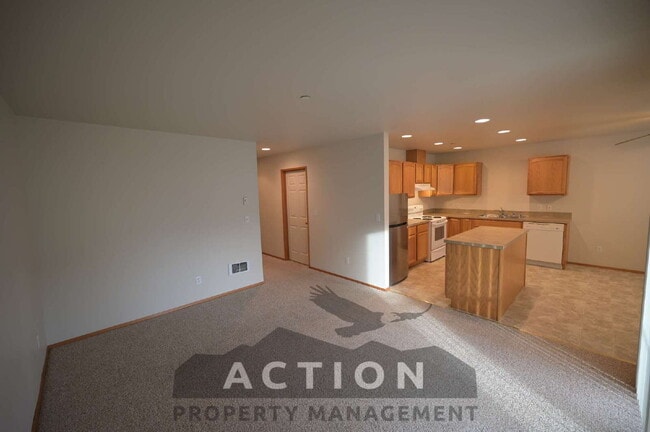 Building Photo - 2 bed 1 bath, top floor apartment in Port Angeles, close to Peninsula College and the Olympic Nat...
