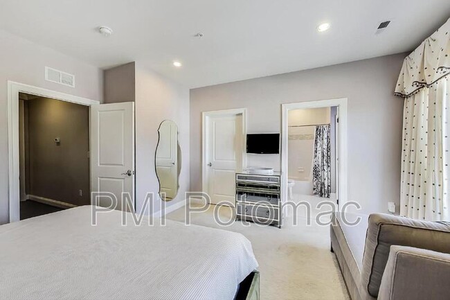 Building Photo - 10821 Symphony Park Dr