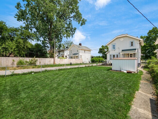 Building Photo - 491 Fairfield Ave