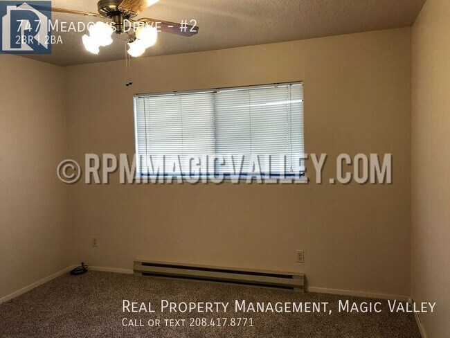 Building Photo - 747 Meadows Dr