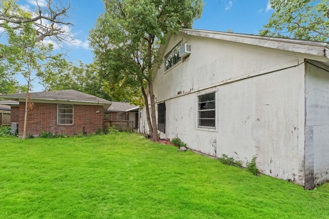 Building Photo - Welcome to a Home Full of Character and Comfort!