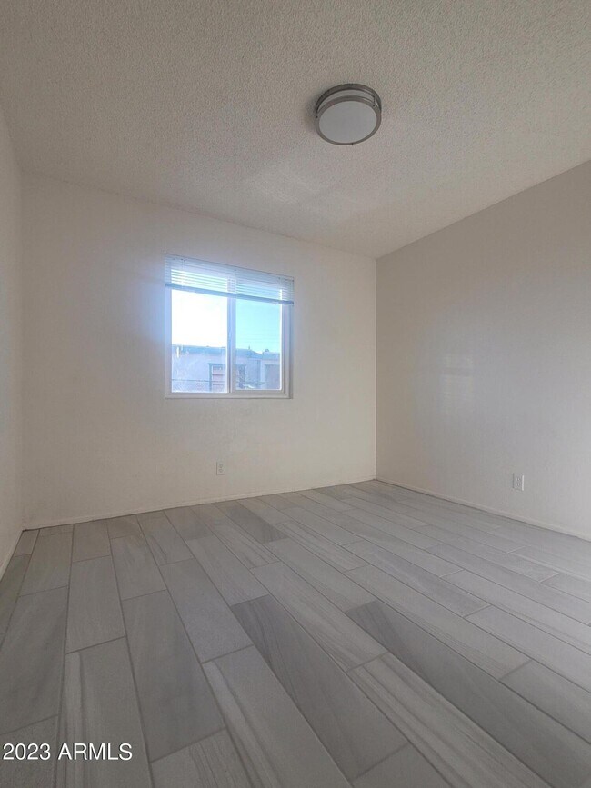 Building Photo - 506 E Southern Ave