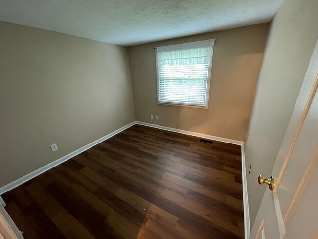 Building Photo - Nice split level home with garage and fenced backyard, Virtual Tour!