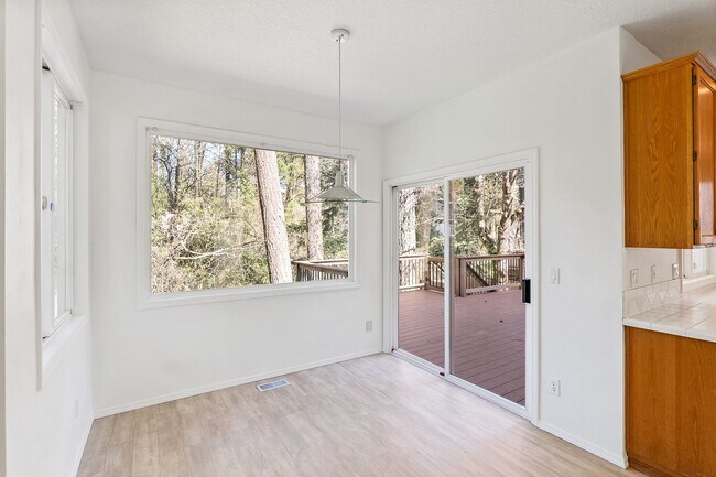 Building Photo - Elegant & Serene 3-Bedroom, 2 Bathroom Home Retreat in Desirable Arnold Creek