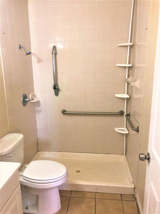 Building Photo - Handyman Special $0 First Month's Rent / $0 Deposit at move-in “You fix, you SAVE BIG!!” Contact ...