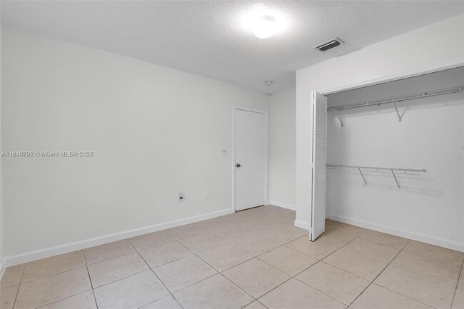 Building Photo - 2817 SW 39th Ave
