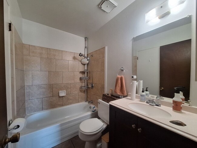 Building Photo - Brick 2 bedroom condo near the water