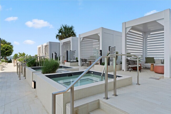 Building Photo - 300 Biscayne Blvd
