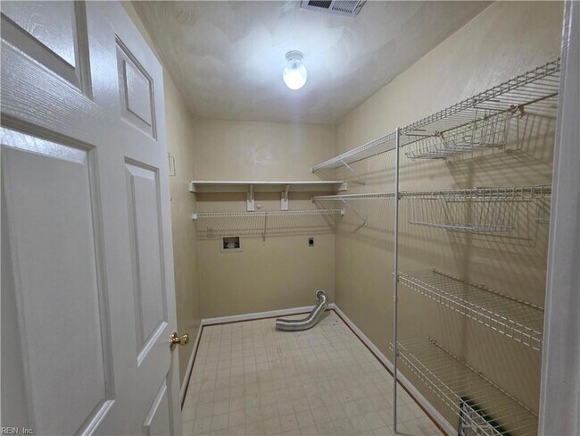Building Photo - 1460 Berkshire Dr