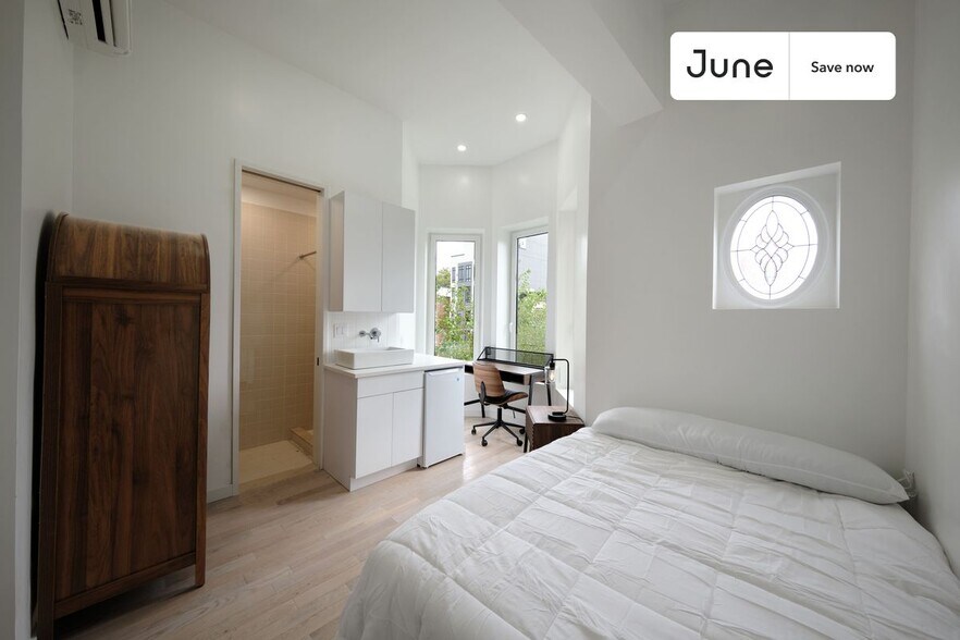 Building Photo - 624 E 17th St