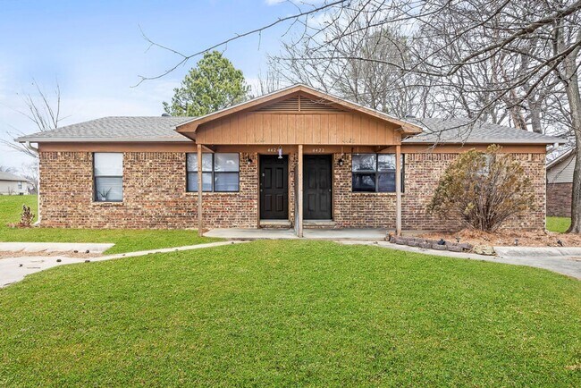Building Photo - Cute Townhome