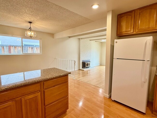 Building Photo - COMING SOON! $3,790 / 3 BR - 1528 S.F. VER...