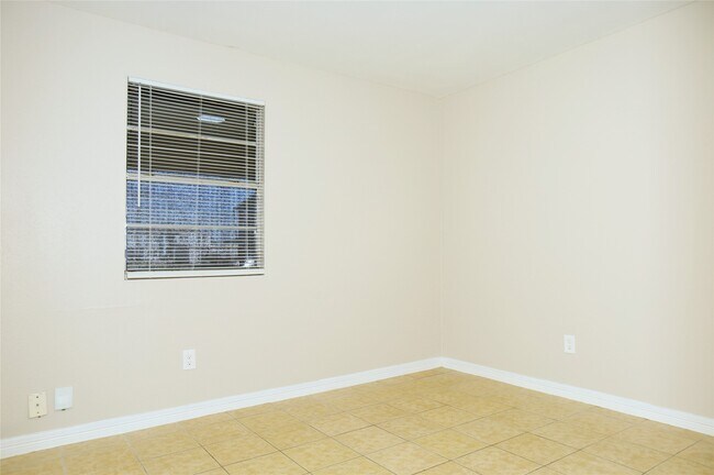 Building Photo - 123-123 W 6th St