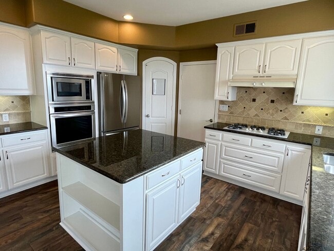 Building Photo - Carlsbad 4 bedroom Stunner on Cul-de-sac w...