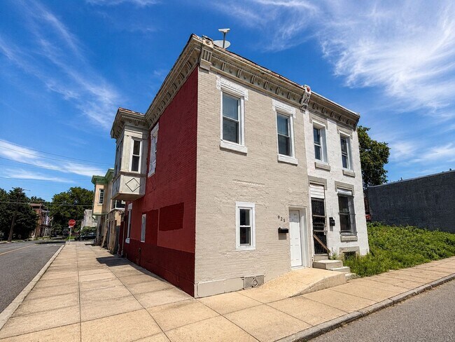 Building Photo - 925 W Seltzer St