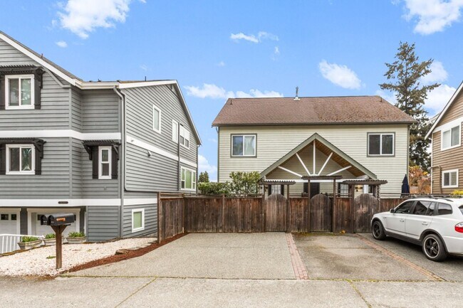 Building Photo - 3633 22nd Ave W