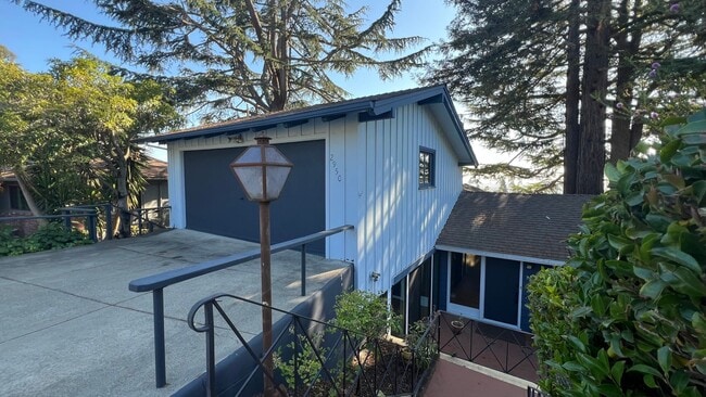 Building Photo - Mid-Century homes Rarely Available with Expansive Bay Views