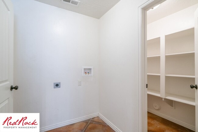 Building Photo - End Unit, DOG-FRIENDLY 3 Bedroom Townhome ...