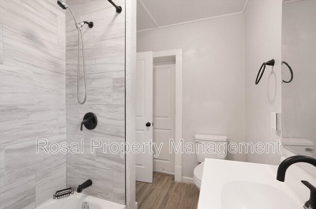 Building Photo - 815 John St