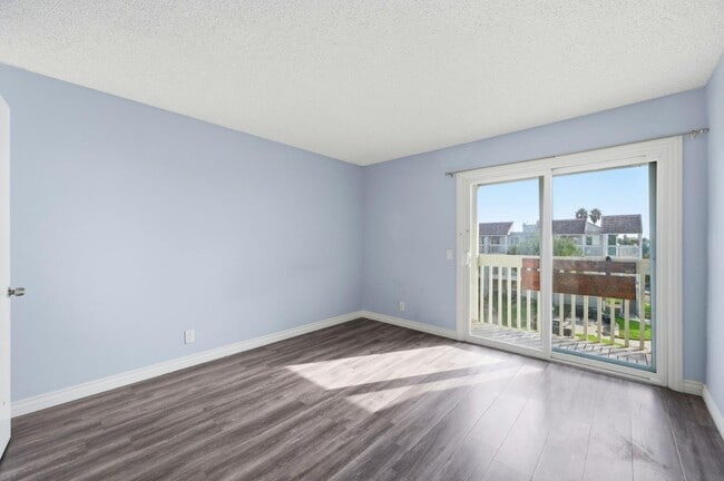 Building Photo - 267 S Ventura Rd