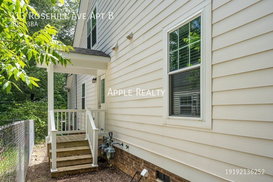 Building Photo - 913 Rosehill Ave