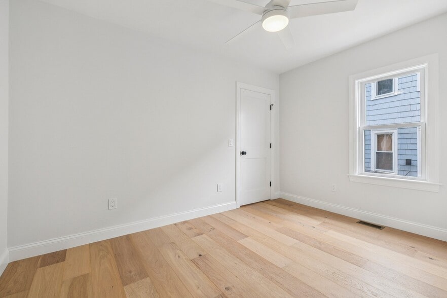 Building Photo - 34 Larch St